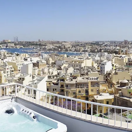 Wonderful With Shared Jacuzzi And Panorama Rooftop Apartment Gzira