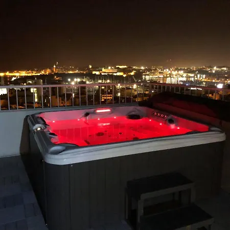 Wonderful With Shared Jacuzzi And Panorama Rooftop * グジラ